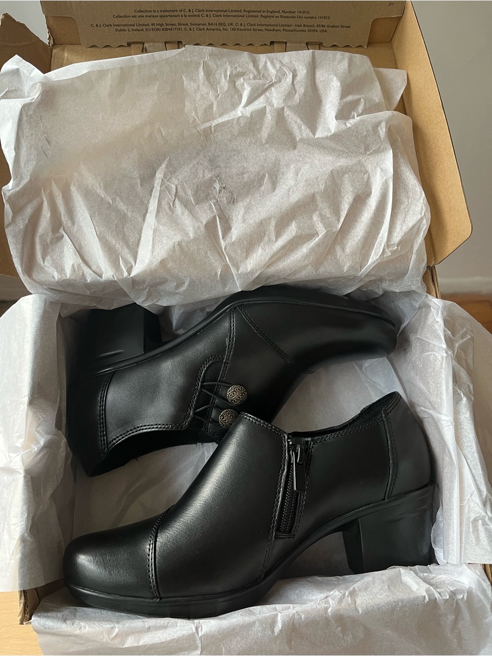 These Emslie Warren ankle boots with side zipper closure size 6.5 W.